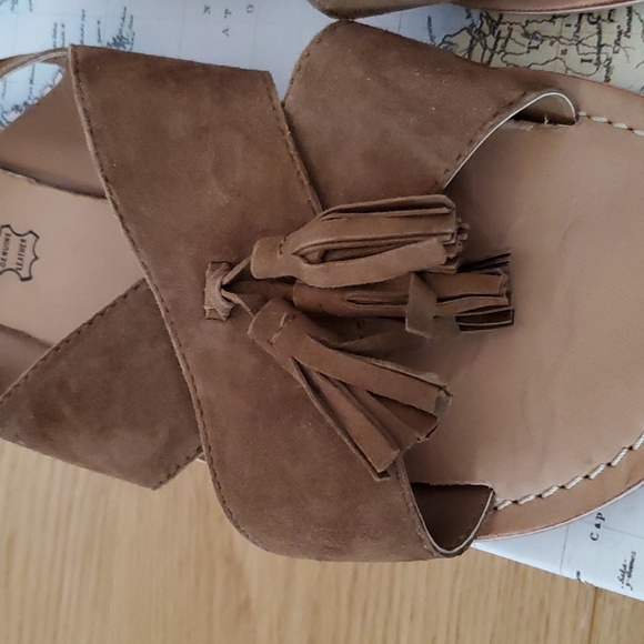 Brown Suede flat sandal with tassels, adjustable buckle, ladies size 9 - Picture 3 of 6